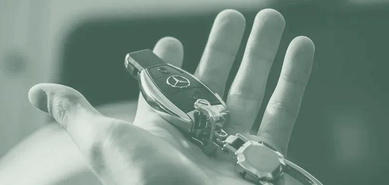 Autoschlüssel in einer geöffneten Hand